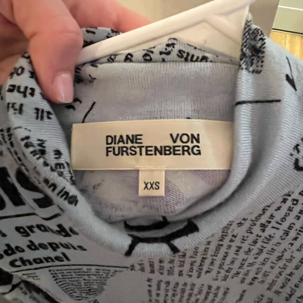 Diane Von Furstenberg Brady Pull Over in Limited Edition Blue Newspaper Print - Picture 4 of 4
